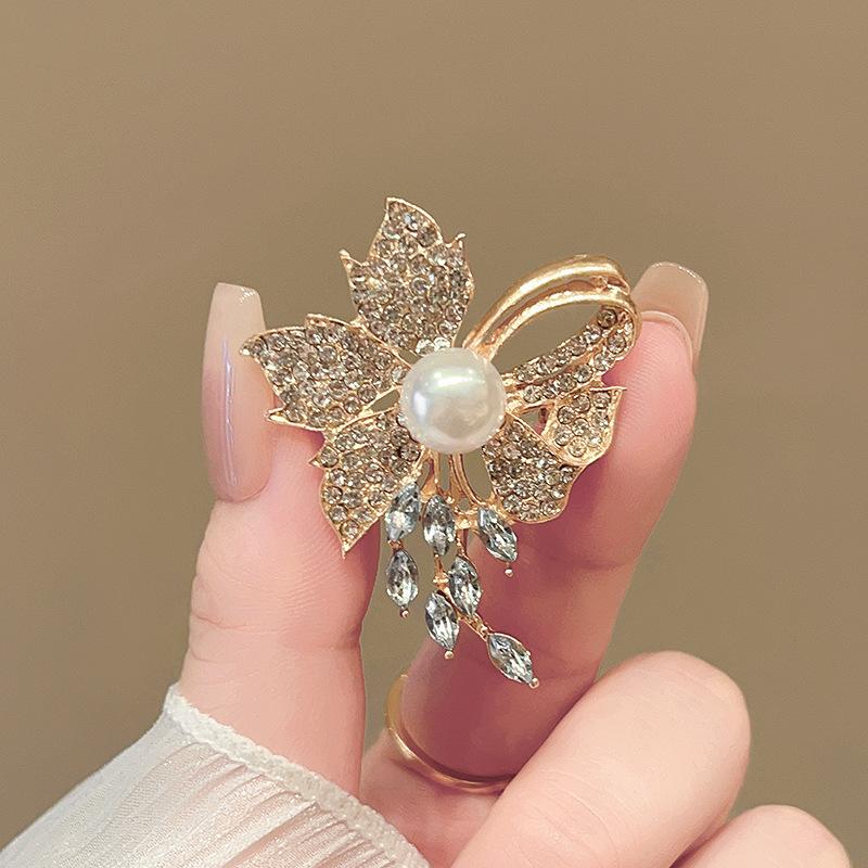 2026 New Luxury Brooches for Women Imitation Pearl Flower Metal Pins Crystal Pendants Elegant Wedding Clothing Accessories
2026 New Luxury Brooches for Women Imitation Pearl Flower Metal Pins Crystal Pendants Elegant Wedding Clothing Accessories