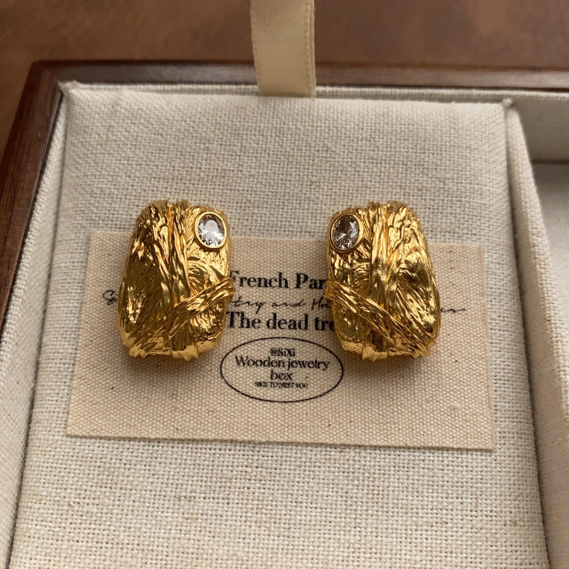 Light luxury minimalist metal three-dimensional texture zircon stud earrings niche retro high-end sense fashion temperament earrings women
Light luxury minimalist metal three-dimensional texture zircon stud earrings niche retro high-end sense fashion temperament earrings women