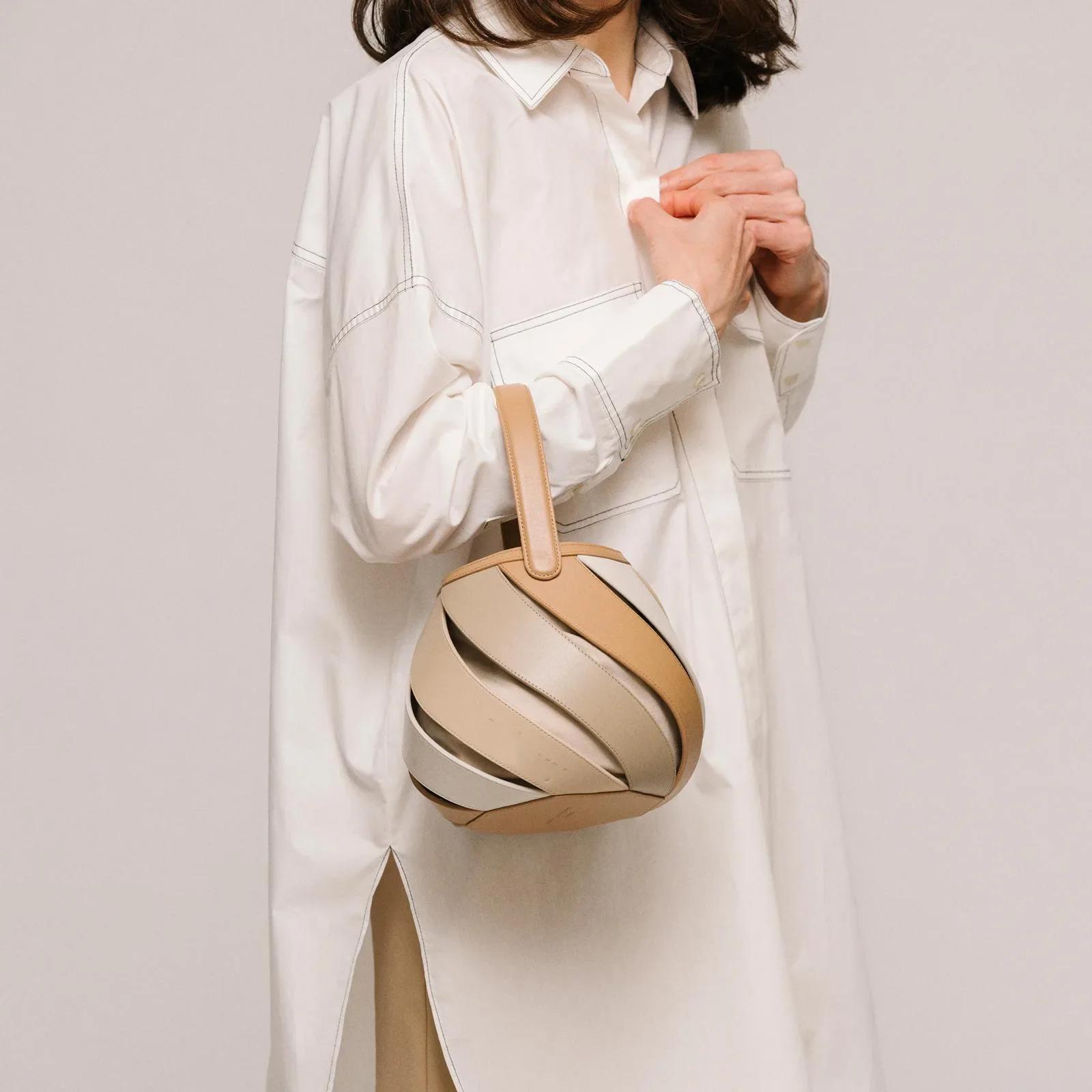 Luxury Brand Designer Women s Fashion Retro Geometric Bucket Bag Elegant Versatile Texture Ladies Handbag Sac À Main Femme
Luxury Brand Designer Women s Fashion Retro Geometric Bucket Bag Elegant Versatile Texture Ladies Handbag Sac À Main Femme