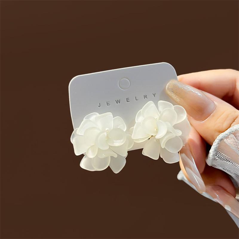 Trending Resin White Flower Stud Earring Fashion Party Korean Weave Statement Earrings Jewelry For Woman Gifts New
Trending Resin White Flower Stud Earring Fashion Party Korean Weave Statement Earrings Jewelry For Woman Gifts New