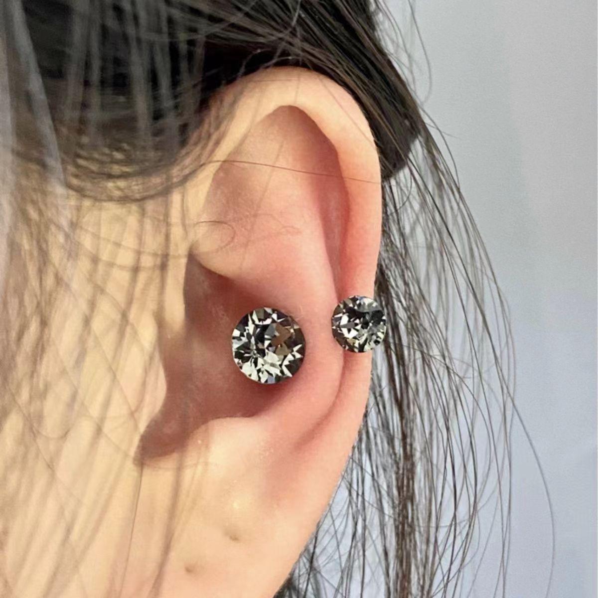 Black, super flash, titanium steel, horseshoe rings, earbone nails, cochlear nails, temperament, advanced sense, two-color drill stud earrings.
Black, super flash, titanium steel, horseshoe rings, earbone nails, cochlear nails, temperament, advanced sense, two-color drill stud earrings.