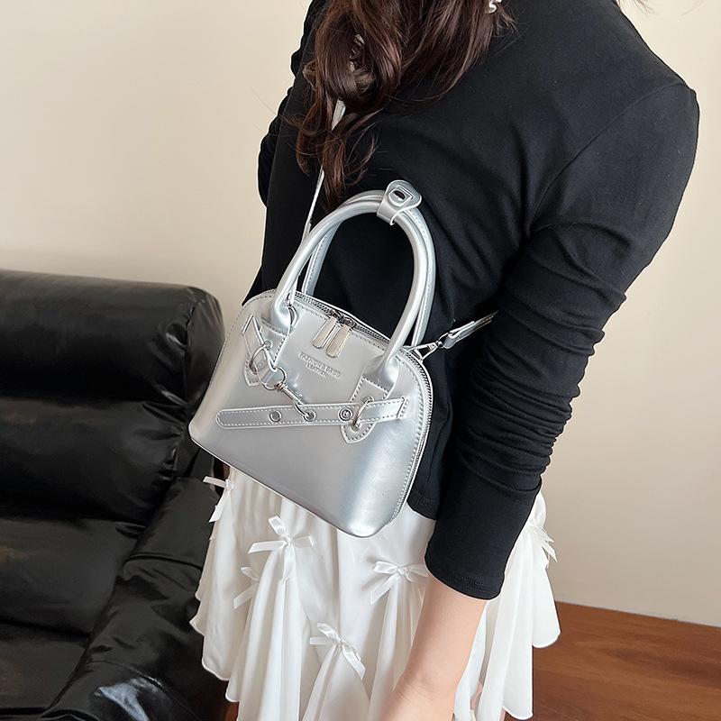 Premium texture simple and versatile fashion handbag women s 2025 summer new niche messenger shell bag білий
Premium texture simple and versatile fashion handbag women s 2025 summer new niche messenger shell bag білий
