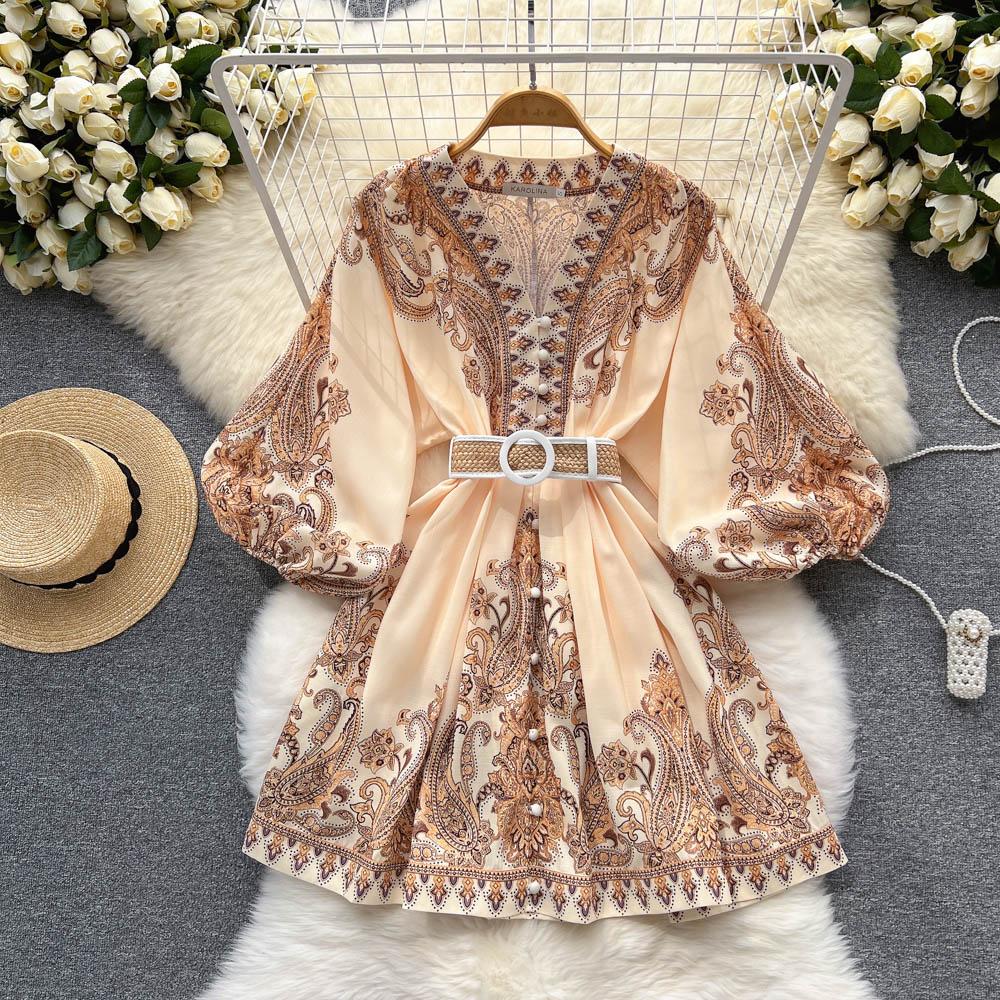 RUGOD Palace Style Dress Высококачественное темпераментное платье с v-образным вырезом и ретро-принтом на шнуровке для похудения Платье трапециевидной формы
RUGOD Palace Style Dress Высококачественное темпераментное платье с v-образным вырезом и ретро-принтом на шнуровке для похудения Платье трапециевидной формы