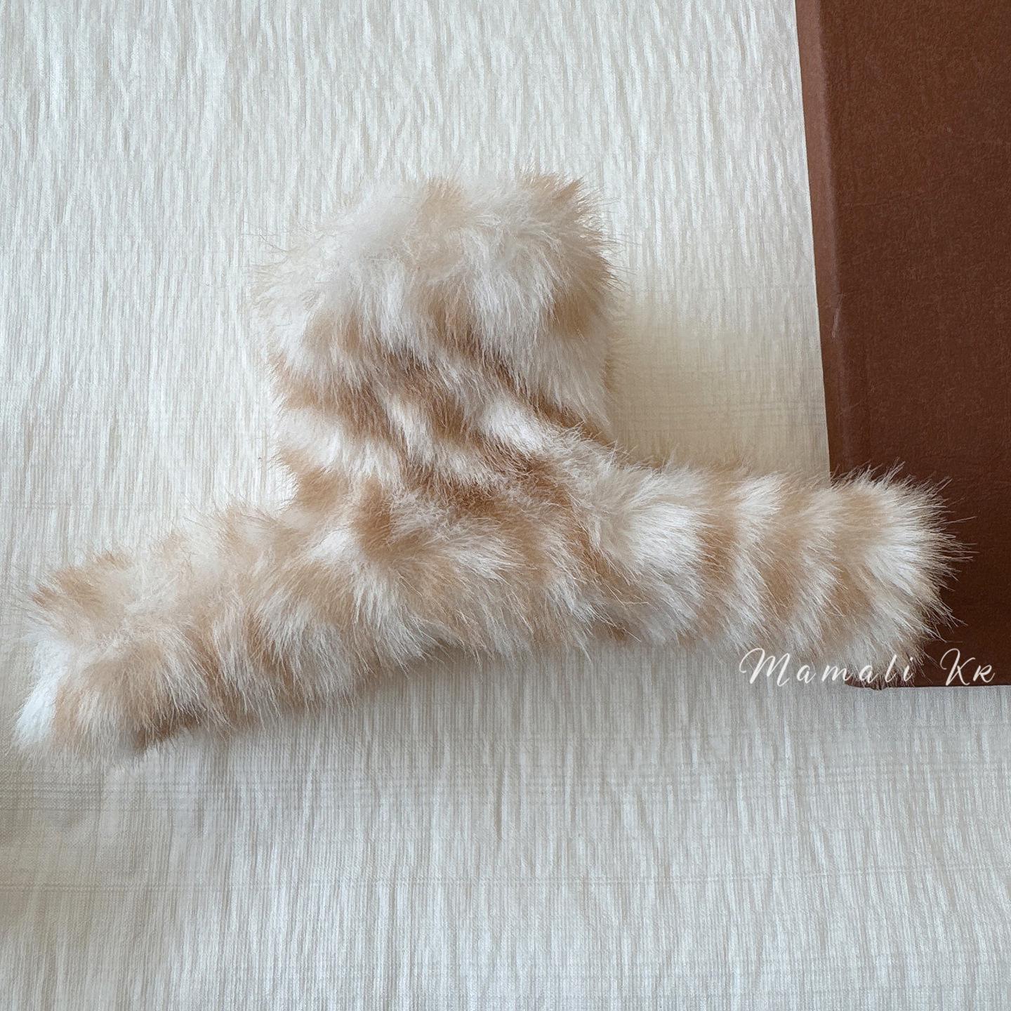 High-End Fluffy Leopard Print Claw Clip for Women – Large Plush Hair Accessory грязно-белый
High-End Fluffy Leopard Print Claw Clip for Women – Large Plush Hair Accessory грязно-белый