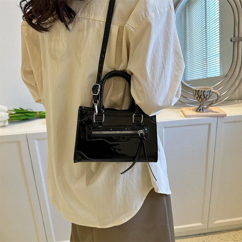 Textured handbag bag women s 2025 new fashion textured casual shoulder messenger small square bag чёрный
Textured handbag bag women s 2025 new fashion textured casual shoulder messenger small square bag чёрный
