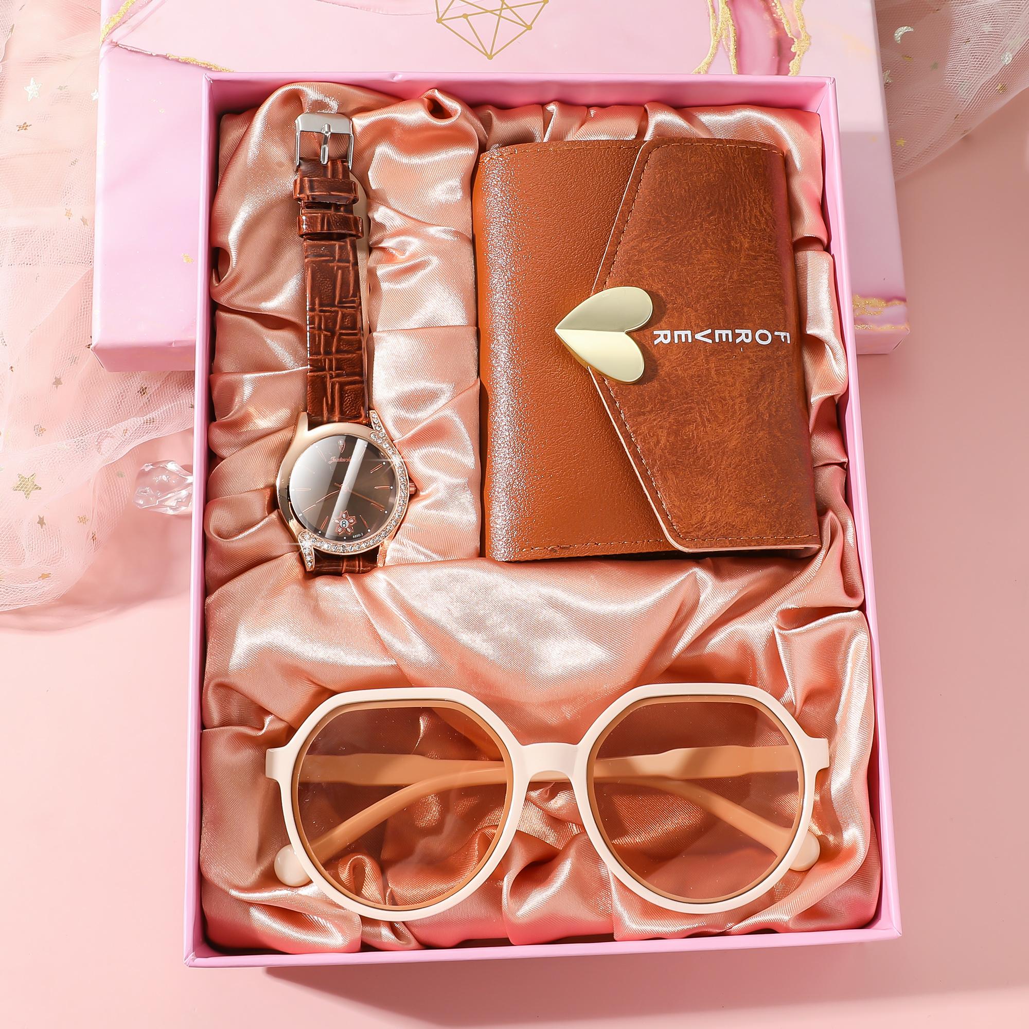 Новые женские модные кварцевые часы с круглым циферблатом, инкрустированным бриллиантами, ремешком из крокодиловой кожи, солнцезащитные очки, кошелек, подарочный набор из 3 предметов коричневый
Новые женские модные кварцевые часы с круглым циферблатом, инкрустированным бриллиантами, ремешком из крокодиловой кожи, солнцезащитные очки, кошелек, подарочный набор из 3 предметов коричневый