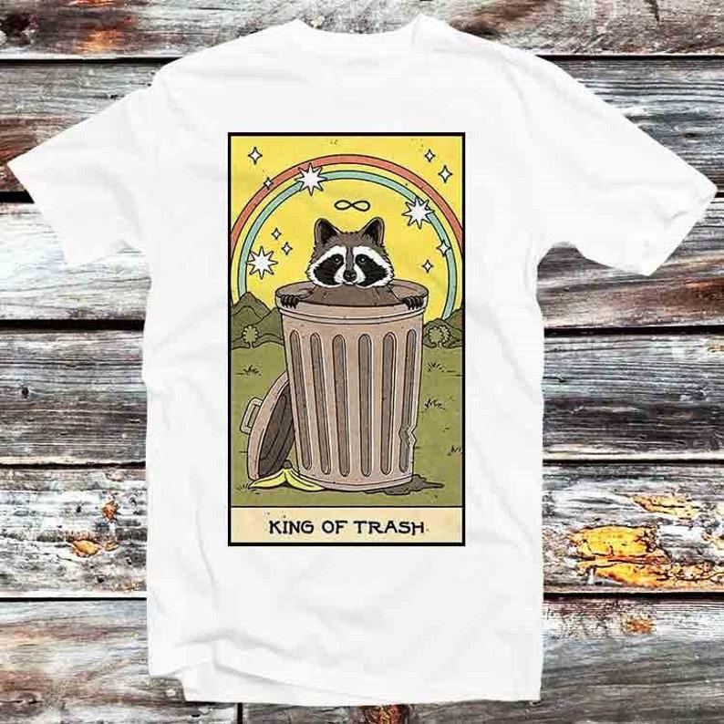 230 Gsm 100% Cotton King Of Trash Raccoon Tarot Card T Shirt Vintage Retro Cool Gift Mens Womens Unisex Cartoon Anime Top Tee B1000 XXS білий
230 Gsm 100% Cotton King Of Trash Raccoon Tarot Card T Shirt Vintage Retro Cool Gift Mens Womens Unisex Cartoon Anime Top Tee B1000 XXS білий