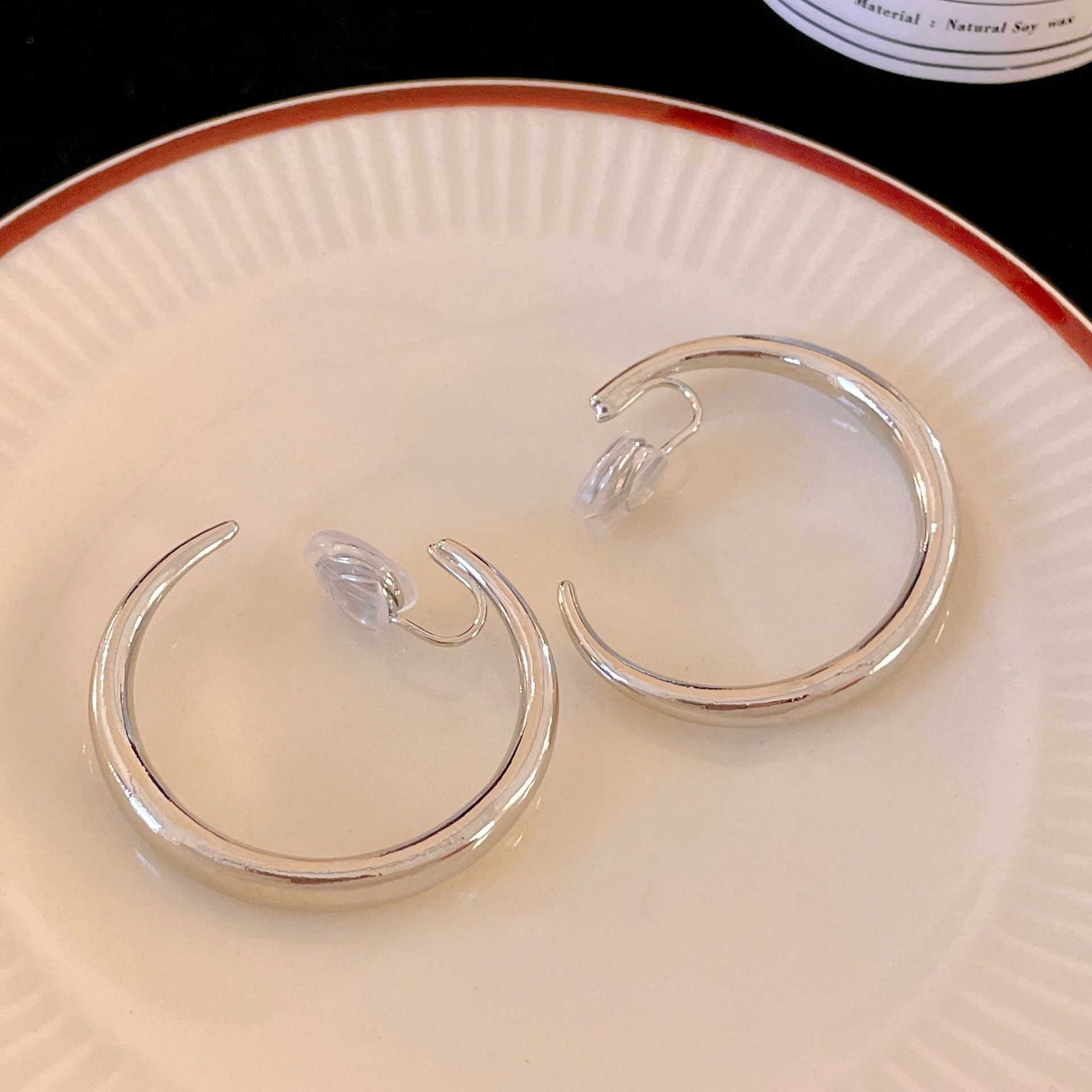No ear piercings, simple C-shaped ear clips, niche design sense, simple earrings, advanced sense, fashionable retro temperament, earrings, women
No ear piercings, simple C-shaped ear clips, niche design sense, simple earrings, advanced sense, fashionable retro temperament, earrings, women