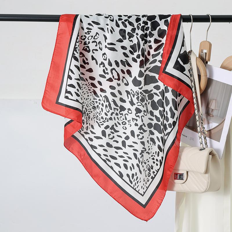 70CM New Leopard Print Square Scarf Women s Imitation Silk Scarf Casual Versatile Decoration Small Neck Scarf Hijab червоний
70CM New Leopard Print Square Scarf Women s Imitation Silk Scarf Casual Versatile Decoration Small Neck Scarf Hijab червоний