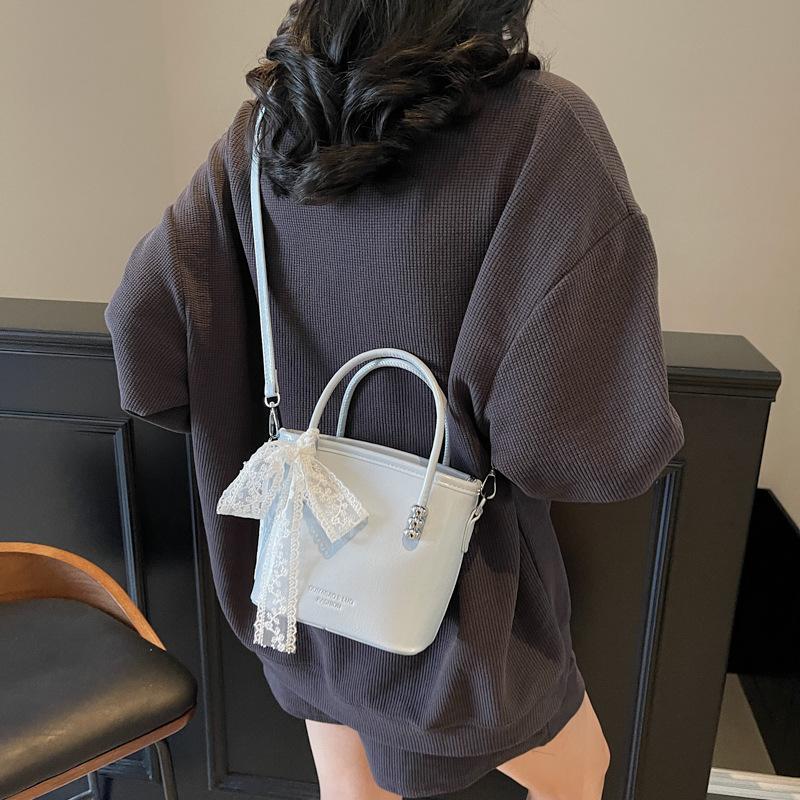 Hand carrying bucket bag women 2025 new shoulder bag simple casual niche messenger bag
Hand carrying bucket bag women 2025 new shoulder bag simple casual niche messenger bag