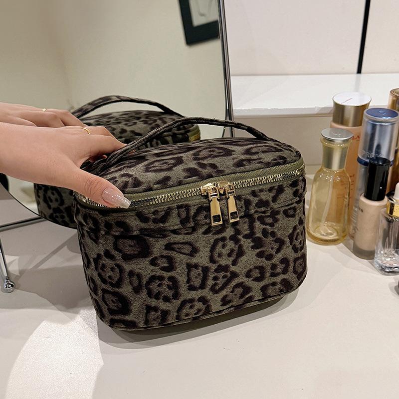 New Leopard Fur Makeup Bags for Women Soft Travel Cosmetic Bag Organizer Case Lady Girls Make Up Case Necessaries Handbags Case 20x13x12CM зелений
New Leopard Fur Makeup Bags for Women Soft Travel Cosmetic Bag Organizer Case Lady Girls Make Up Case Necessaries Handbags Case 20x13x12CM зелений