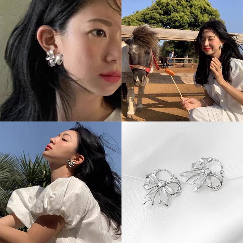 Korean Blogger Style Bow Earrings: Niche Design with 925 Silver Needle, High-End Quality.
Korean Blogger Style Bow Earrings: Niche Design with 925 Silver Needle, High-End Quality.