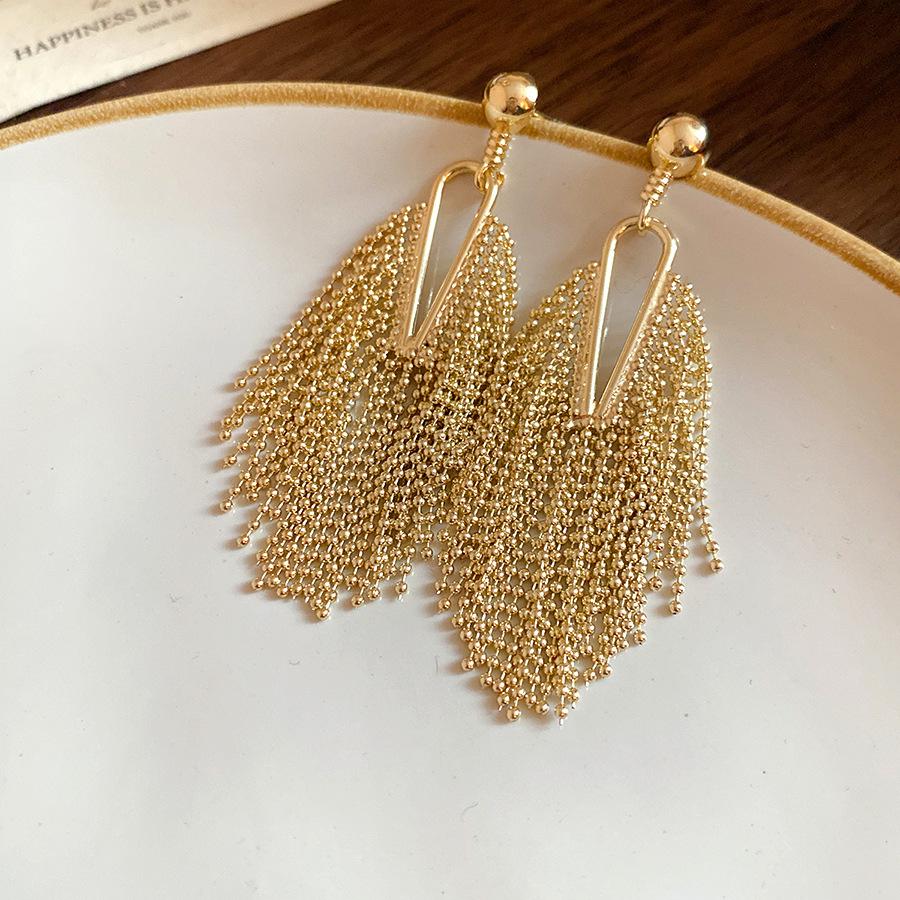 European and American silver needle irregular fringed earrings light luxury high-end studs retro fashion temperament earrings
European and American silver needle irregular fringed earrings light luxury high-end studs retro fashion temperament earrings