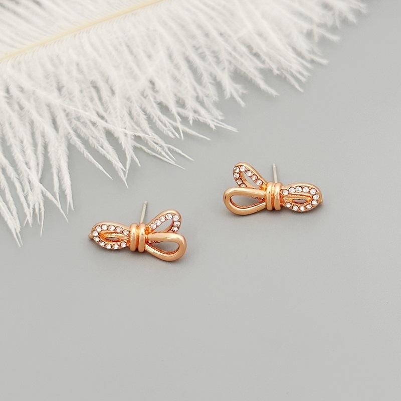 Temperament Fashionable Earrings, High-End Sense Simple Zircon Inlaid Bow Stud Earrings рожевий колір золота
Temperament Fashionable Earrings, High-End Sense Simple Zircon Inlaid Bow Stud Earrings рожевий колір золота