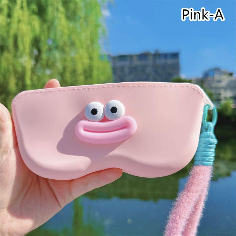 Мягкая силиконовая сумка для очков на молнии, водонепроницаемая сумка для хранения, косметичка, чехол для монет для женщин и девочек, мультяшная пылезащитная коробка для очков розовый
Мягкая силиконовая сумка для очков на молнии, водонепроницаемая сумка для хранения, косметичка, чехол для монет для женщин и девочек, мультяшная пылезащитная коробка для очков розовый