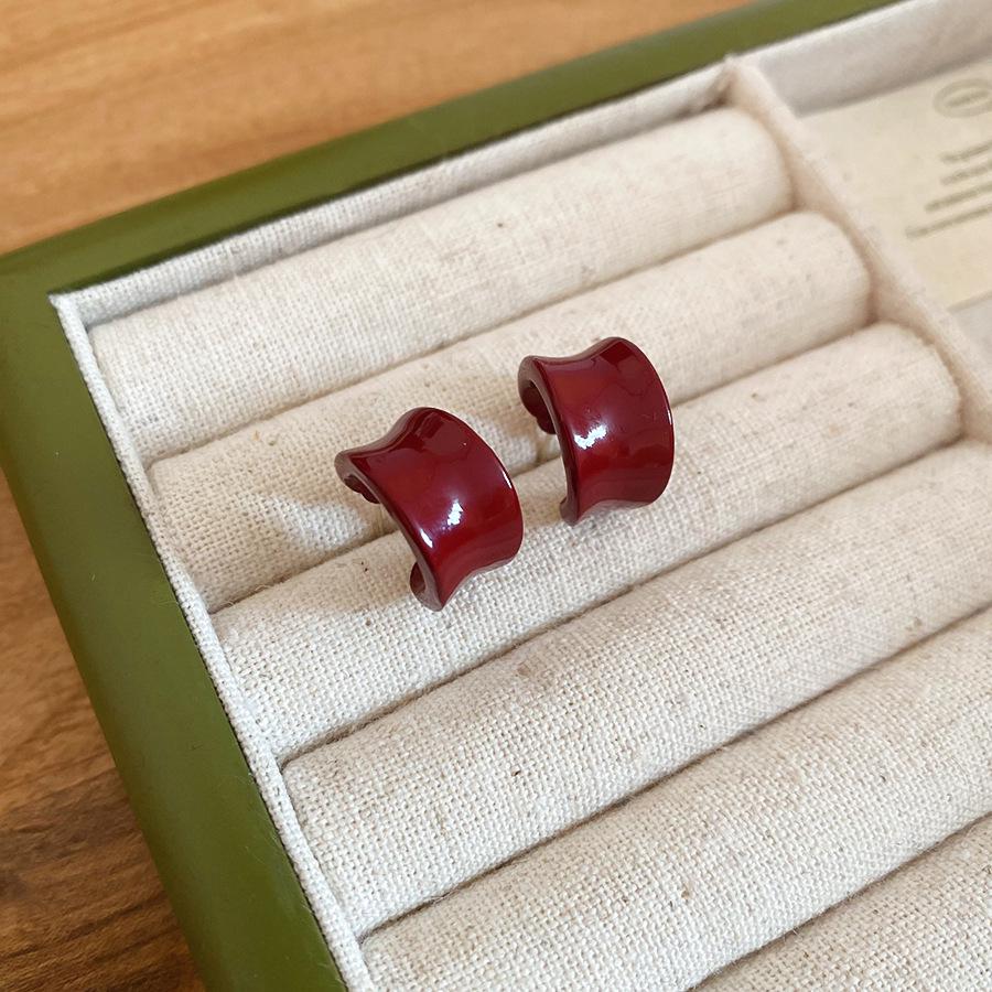 Silver Needle Geometric C-Shape Drip Oil Earrings: Retro Hong Kong Style, Versatile & High-End for Women червоний
Silver Needle Geometric C-Shape Drip Oil Earrings: Retro Hong Kong Style, Versatile & High-End for Women червоний