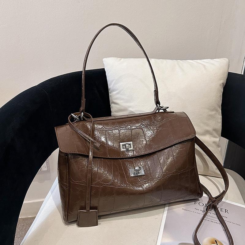 Brand Luxury Leather Tote Bag Lock Design Large Capacity Shoulder Crossbody Bag Solid Color Asimple Elegant Versatile Tote Bag 32x12x21
Brand Luxury Leather Tote Bag Lock Design Large Capacity Shoulder Crossbody Bag Solid Color Asimple Elegant Versatile Tote Bag 32x12x21