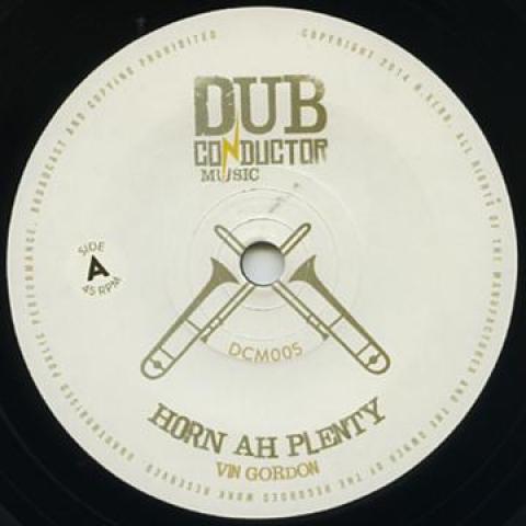 7inch Record VIN GORDON / DUB CONDUCTOR - Horn Ah Plenty / Dub Ah Plenty DCM005 Dub Conductor 2015 UK Reggae, Ska & Dub
7inch Record VIN GORDON / DUB CONDUCTOR - Horn Ah Plenty / Dub Ah Plenty DCM005 Dub Conductor 2015 UK Reggae, Ska & Dub