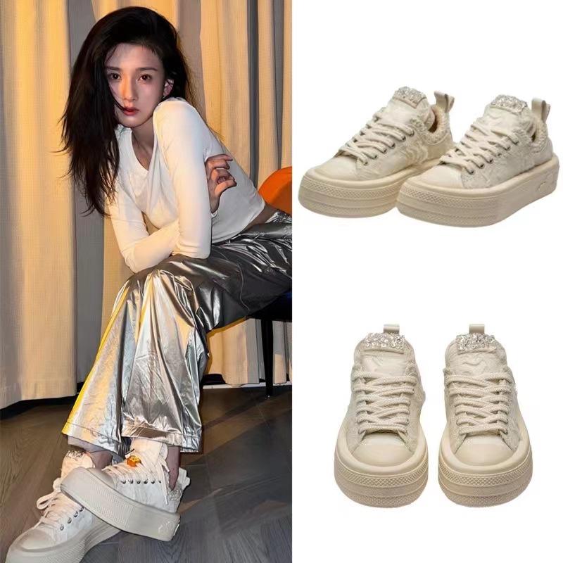Same Style Tweed DIY Smiley Face Ornaments Thick Bottom Height Increasing Casual Sneakers Flower Canvas Shoes White Shoes
Same Style Tweed DIY Smiley Face Ornaments Thick Bottom Height Increasing Casual Sneakers Flower Canvas Shoes White Shoes