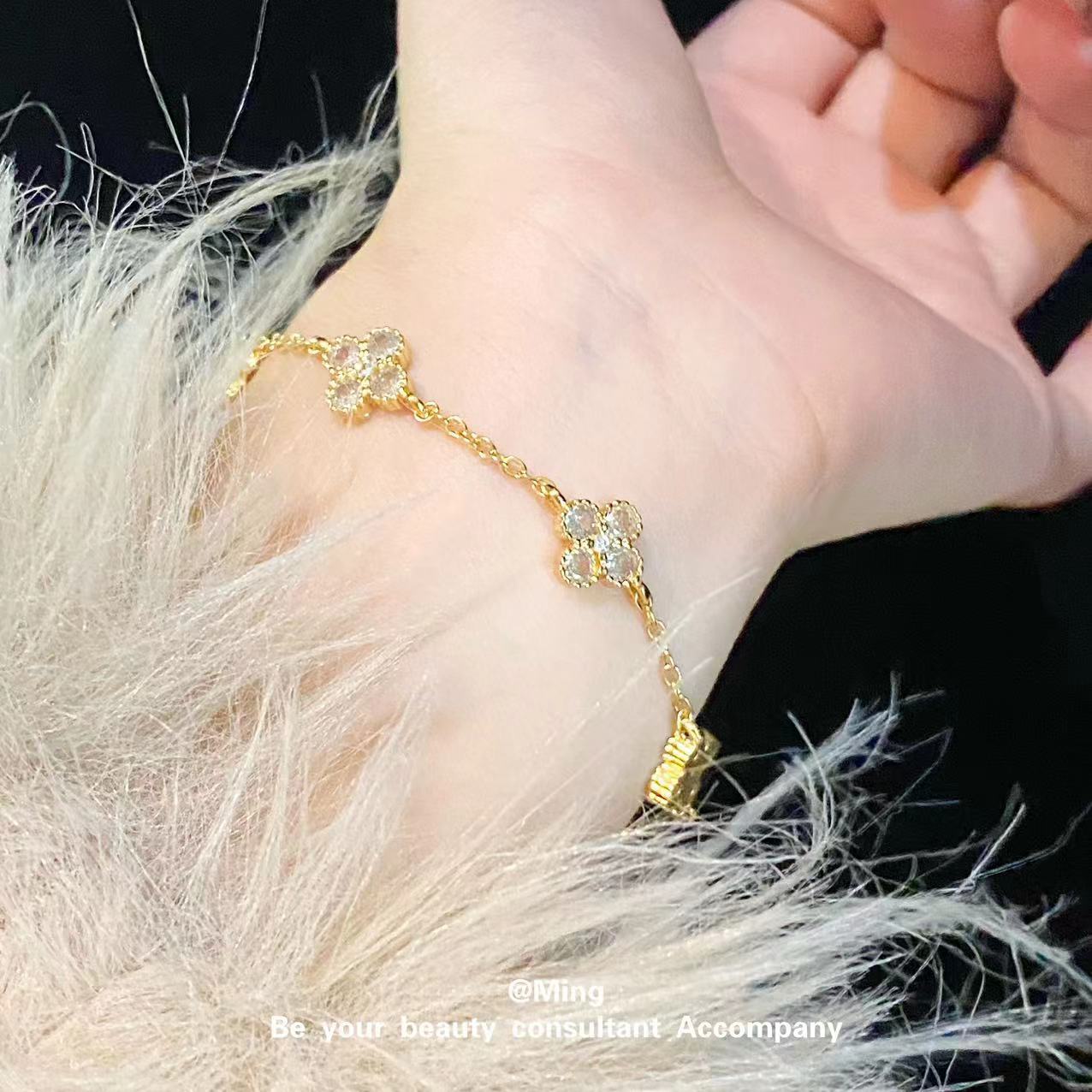 Small Four-leaf Clover Bracelet Simple and Delicate Four-leaf Flower Jewelry for Women
Small Four-leaf Clover Bracelet Simple and Delicate Four-leaf Flower Jewelry for Women