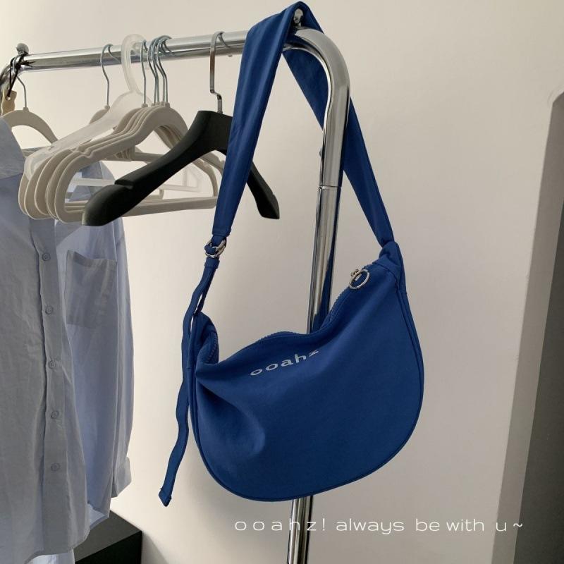 Korean small satchel versatile new dumpling bag female messenger casual moon bag single shoulder large capacity
Korean small satchel versatile new dumpling bag female messenger casual moon bag single shoulder large capacity