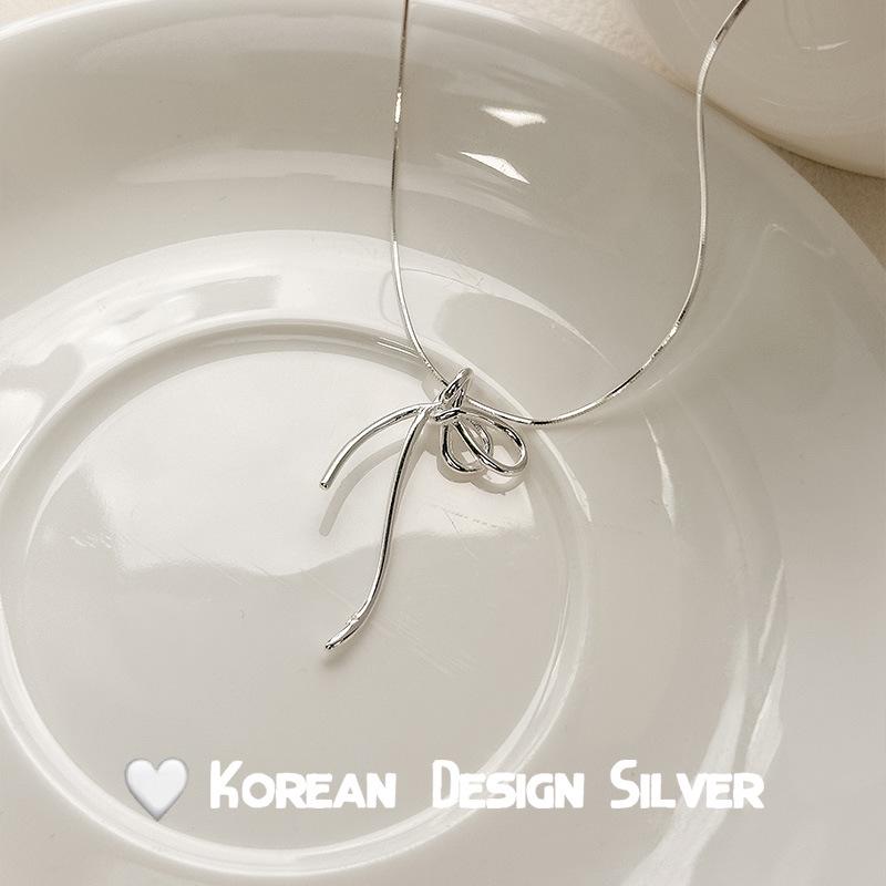 S925 Sterling Silver Bow Necklace: Elegant Niche Design with Sparkling Diamond Clavicle Chain for Women 925 Silver
S925 Sterling Silver Bow Necklace: Elegant Niche Design with Sparkling Diamond Clavicle Chain for Women 925 Silver