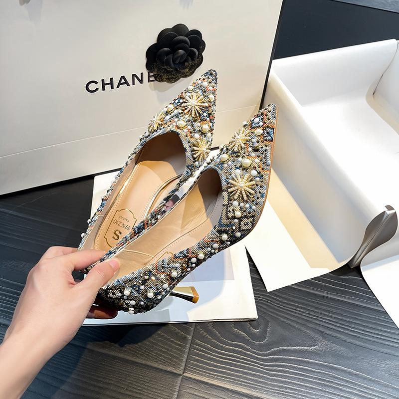Pointed single shoes women s summer 25 new ethnic style with skirt rhinestone high-heeled boat shoes willow nails soft sole new large size 40
Pointed single shoes women s summer 25 new ethnic style with skirt rhinestone high-heeled boat shoes willow nails soft sole new large size 40