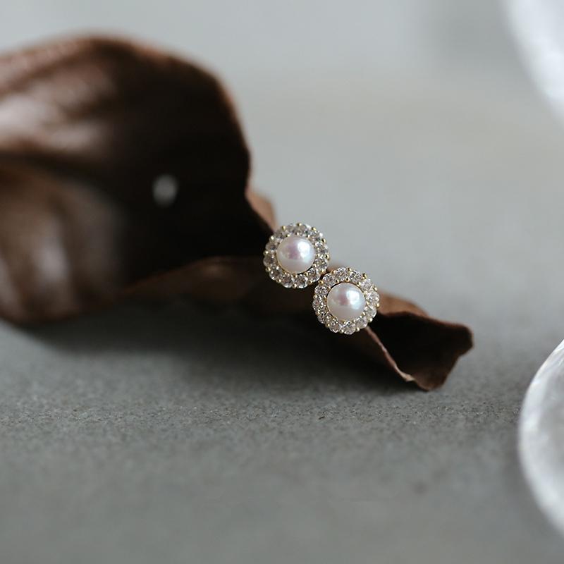 925 Sterling Silver 14k Gold Plated Stud Earrings Gentle Pearl Inlaid Sparkling Zircon Round Earrings for Women Wedding Jewelry Silver
925 Sterling Silver 14k Gold Plated Stud Earrings Gentle Pearl Inlaid Sparkling Zircon Round Earrings for Women Wedding Jewelry Silver