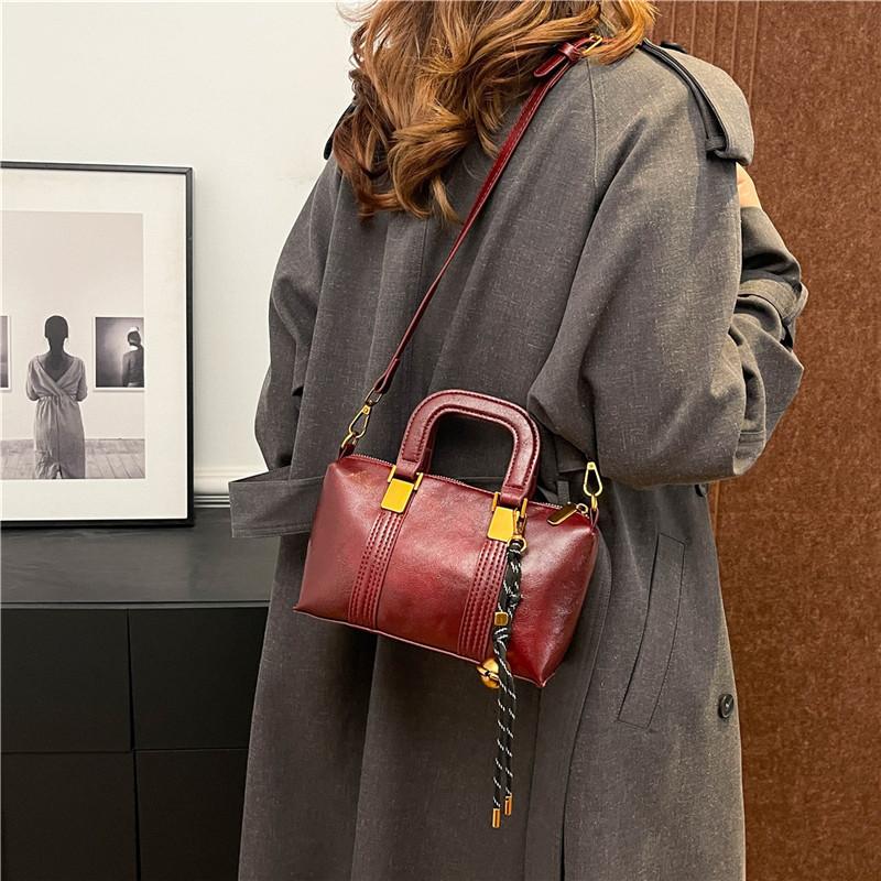 Bag autumn and winter high-end niche handbag 2025 new splicing high-value messenger bag fashion temperament women s bag 22*9*13
Bag autumn and winter high-end niche handbag 2025 new splicing high-value messenger bag fashion temperament women s bag 22*9*13