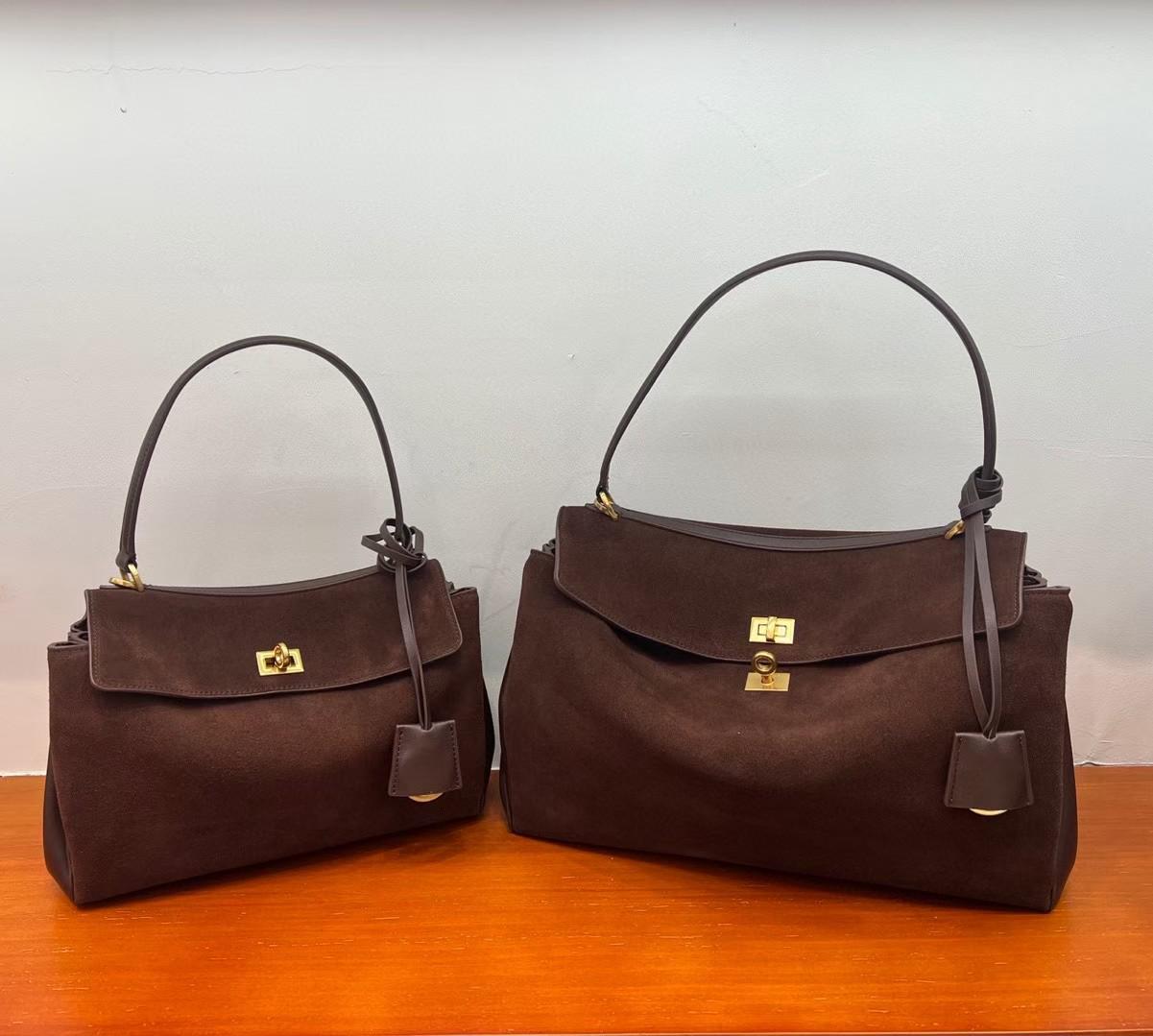 Женская сумка-тоут из натуральной кожи с матовой замшей большой вместимости для поездок на работу и ношения на плече Small 28x17x9cm
Женская сумка-тоут из натуральной кожи с матовой замшей большой вместимости для поездок на работу и ношения на плече Small 28x17x9cm