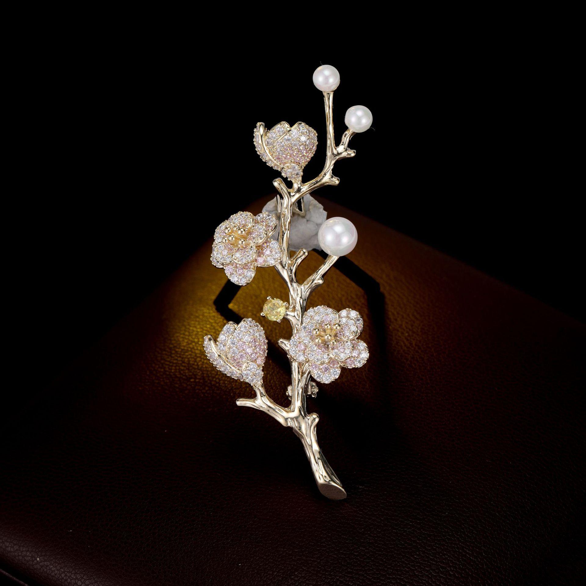 Women s Light Luxury Design Zircon Plum Blossom Brooch Imitation Pearl Fashionable Versatile Niche Design Brooch
Women s Light Luxury Design Zircon Plum Blossom Brooch Imitation Pearl Fashionable Versatile Niche Design Brooch