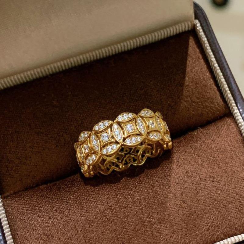Light luxury retro inlay full diamonds golden coin Female Ring new in round exquisite hollow out rings for women daily resizable золотий
Light luxury retro inlay full diamonds golden coin Female Ring new in round exquisite hollow out rings for women daily resizable золотий