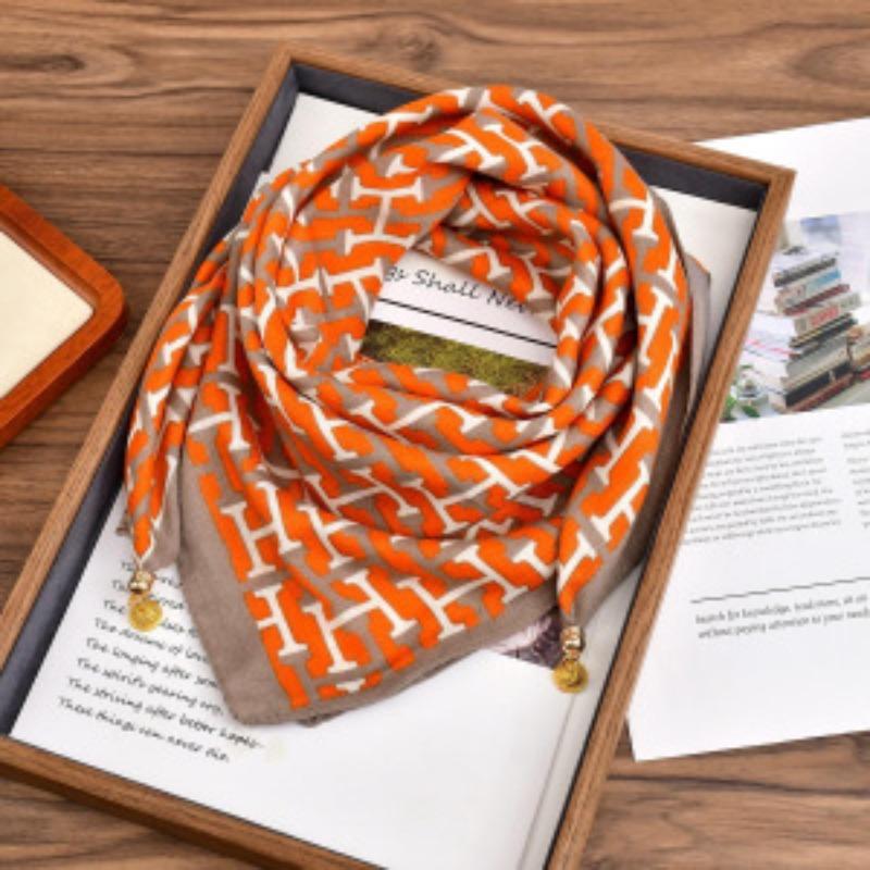 Жіночий осінньо-зимовий теплий шарф на магнітній застібці Letters Orange
Жіночий осінньо-зимовий теплий шарф на магнітній застібці Letters Orange