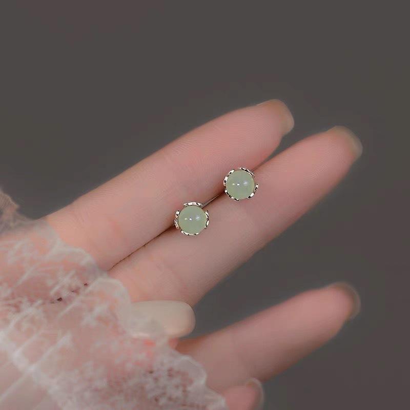 Imitation Hetian jade stud earrings women s ear hole earrings niche design sense yang green small earrings new explosion
Imitation Hetian jade stud earrings women s ear hole earrings niche design sense yang green small earrings new explosion