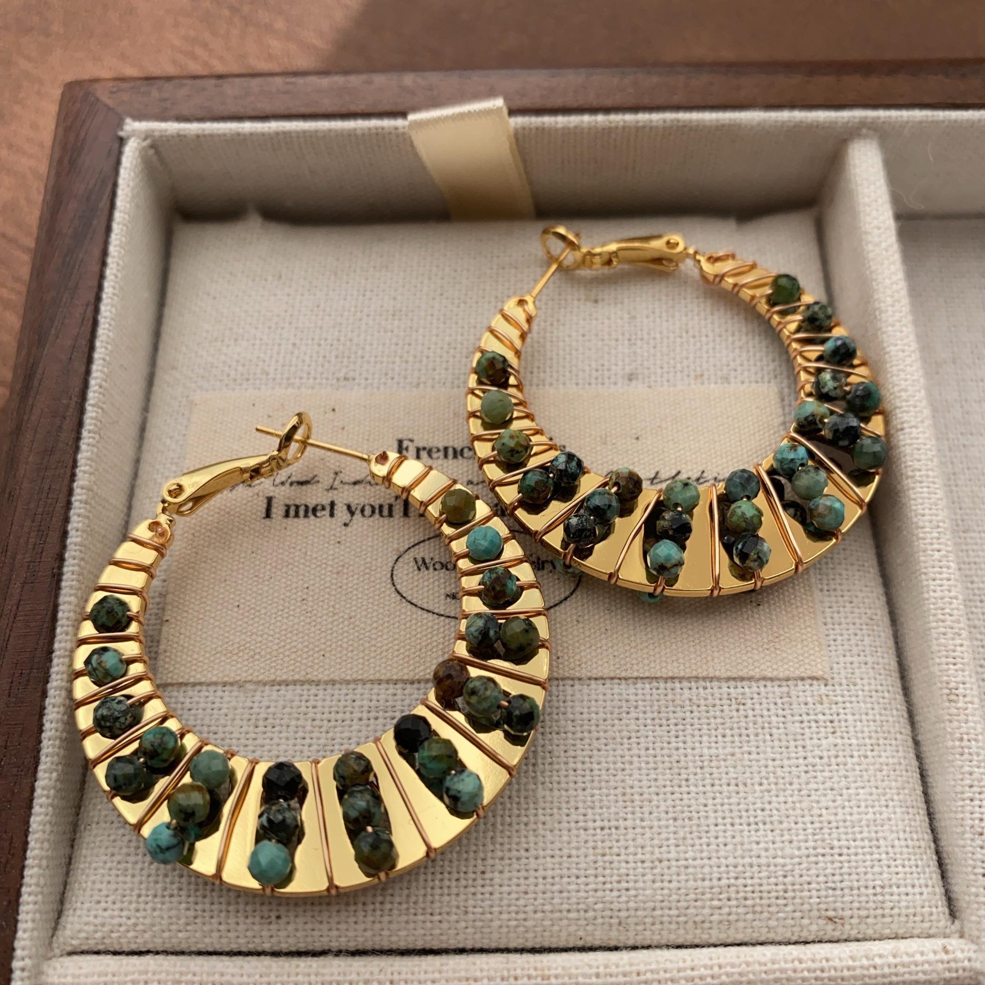 Metal ring, colored stone inlaid earrings, earrings, retro light luxury ethnic style, fashion personality, high-end commuter earrings.
Metal ring, colored stone inlaid earrings, earrings, retro light luxury ethnic style, fashion personality, high-end commuter earrings.