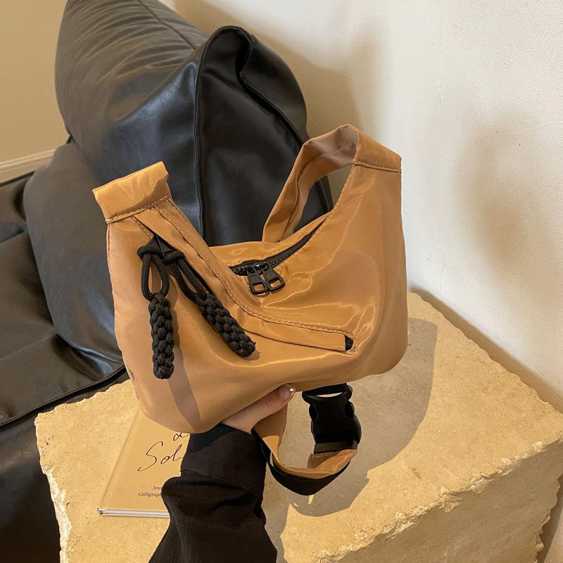 2024 весна нова сумка-пельмень корейська версія трендова мода проста на плече сумка-месенджер повсякденна однотонна легка сумка під пахву хакі
2024 весна нова сумка-пельмень корейська версія трендова мода проста на плече сумка-месенджер повсякденна однотонна легка сумка під пахву хакі