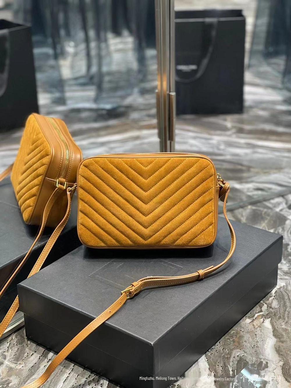 Женская плетеная сумка для фотоаппарата из натуральной кожи – универсальная, матовая, небольшая квадратная сумка через плечо.
Женская плетеная сумка для фотоаппарата из натуральной кожи – универсальная, матовая, небольшая квадратная сумка через плечо.