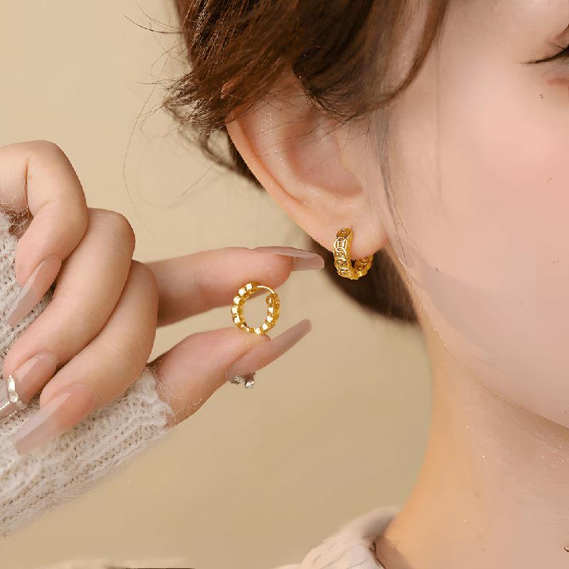 18k round ear buckle trendy light luxury high-end earrings fashionable simple commuter earrings women
18k round ear buckle trendy light luxury high-end earrings fashionable simple commuter earrings women