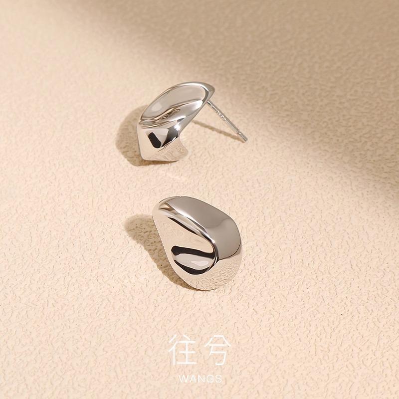WANGS French cold wind pleated earrings niche fashion light luxury high-end stud earrings autumn and winter gold silver срібний
WANGS French cold wind pleated earrings niche fashion light luxury high-end stud earrings autumn and winter gold silver срібний