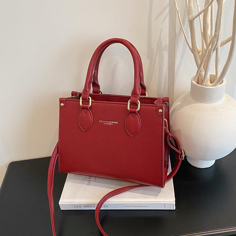Fashion high sense French small square bag 2025 new messenger bag large capacity shoulder simple handbag high value червоний
Fashion high sense French small square bag 2025 new messenger bag large capacity shoulder simple handbag high value червоний