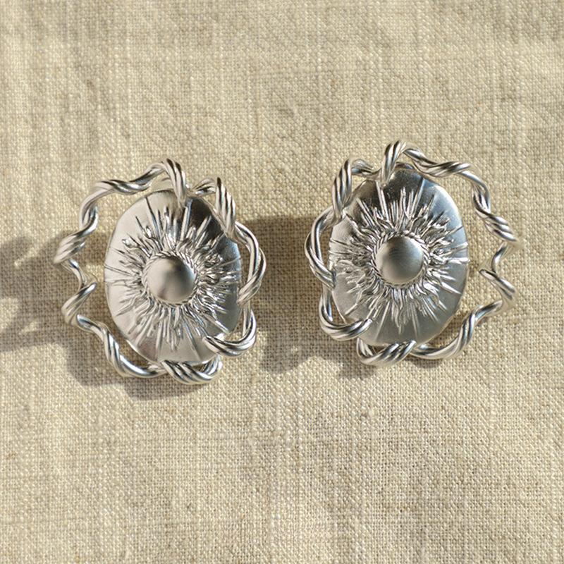 Серьги-пусеты с цветами, нишевые, простые, с темпераментом, универсальные, модные, с высоким чувством стиля, женские
Серьги-пусеты с цветами, нишевые, простые, с темпераментом, универсальные, модные, с высоким чувством стиля, женские