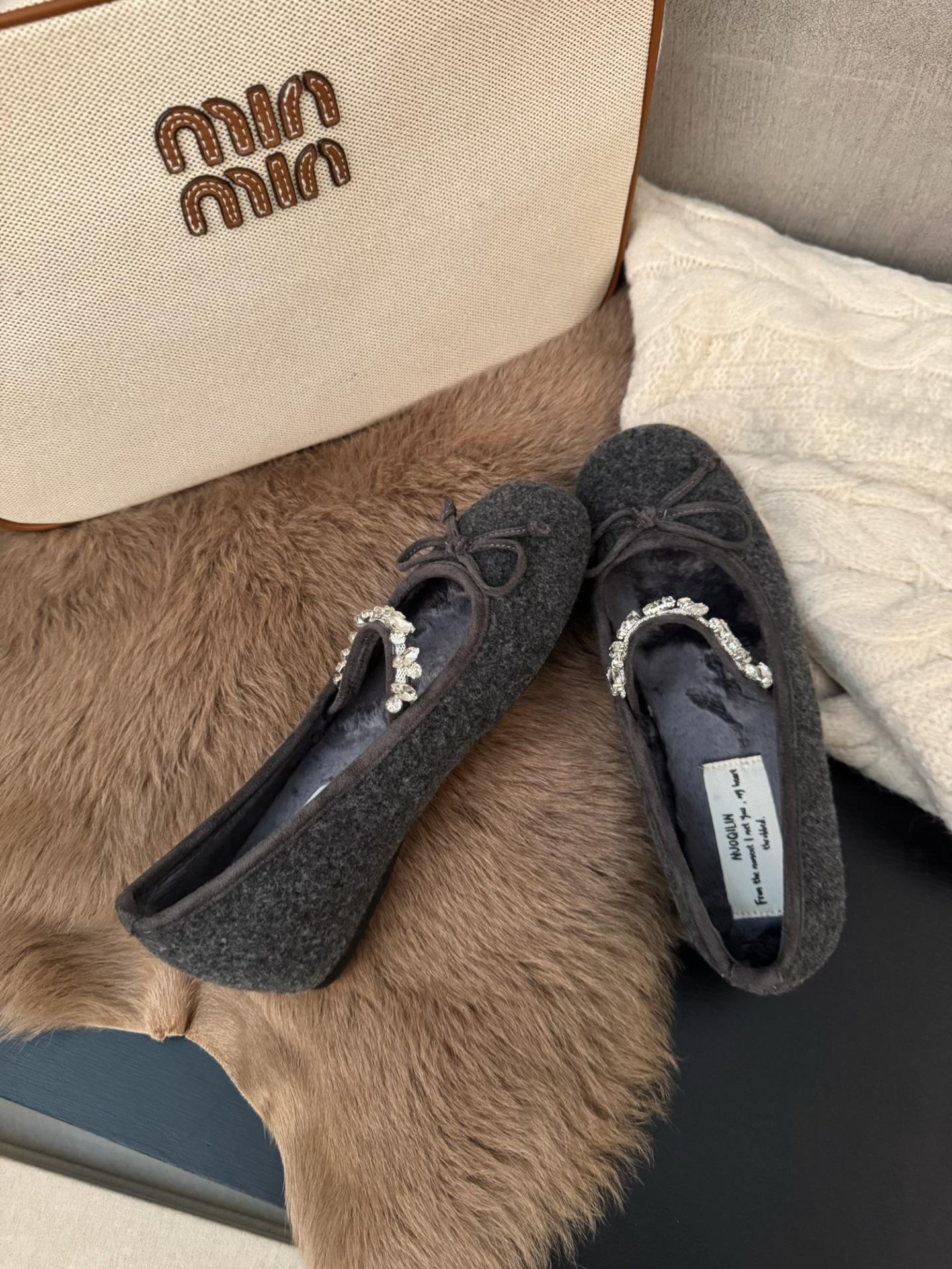 2025 зима новые туфли Мэри Джейн со стразами, односложные, с круглым носком, на толстой подошве, с внутренней отделкой из пуха 39 чёрный
2025 зима новые туфли Мэри Джейн со стразами, односложные, с круглым носком, на толстой подошве, с внутренней отделкой из пуха 39 чёрный