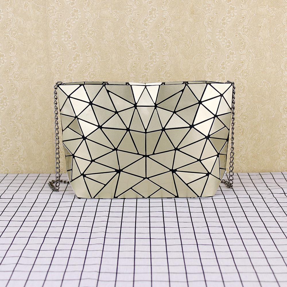 Новая перламутровая глянцевая сумка-мессенджер на цепочке с геометрическим ромбовидным узором в том же стиле, что и модная на всю жизнь женская сумка на одно плечо золотой
Новая перламутровая глянцевая сумка-мессенджер на цепочке с геометрическим ромбовидным узором в том же стиле, что и модная на всю жизнь женская сумка на одно плечо золотой