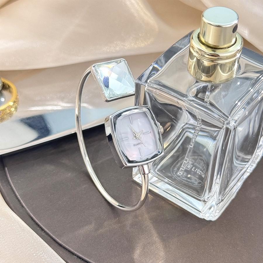 Cross-border new big diamond European and American exquisite bracelet small sugar cube high-end sense niche quartz women s watch серебряный
Cross-border new big diamond European and American exquisite bracelet small sugar cube high-end sense niche quartz women s watch серебряный