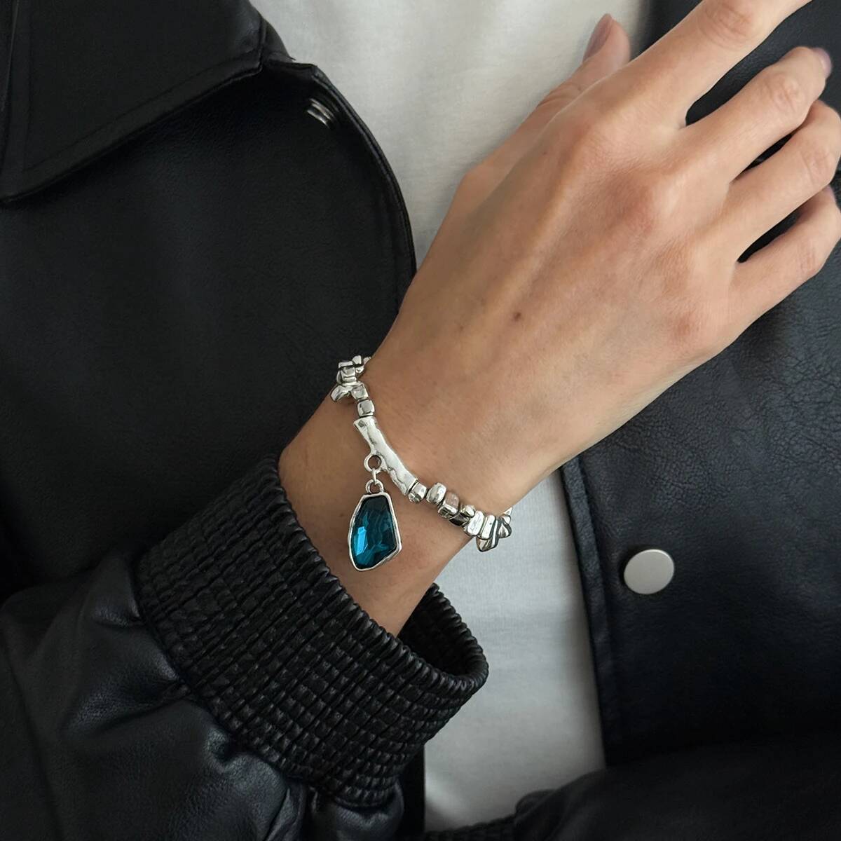 SHIXIN 3 Colors Simple Shiny Rhinestone Irregular Pendant Bracelet for Women Trendy Acrylic Beaded Bracelet Jewelry Accessories
SHIXIN 3 Colors Simple Shiny Rhinestone Irregular Pendant Bracelet for Women Trendy Acrylic Beaded Bracelet Jewelry Accessories