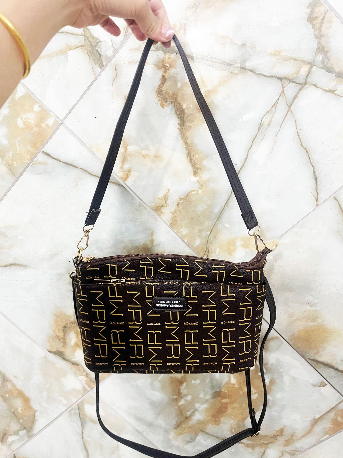 Large-capacity Multi-layer Women s Crossbody Bag for Middle-aged Women
Large-capacity Multi-layer Women s Crossbody Bag for Middle-aged Women