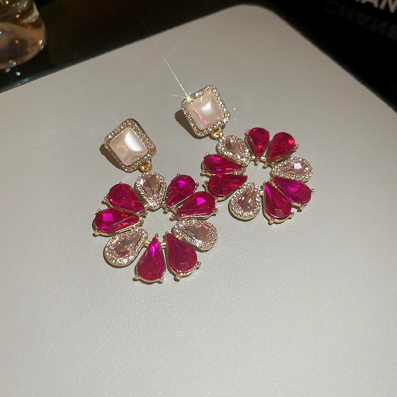 Diamond water drop flower pearl earrings necklace set French retro niche earrings light luxury earrings
Diamond water drop flower pearl earrings necklace set French retro niche earrings light luxury earrings