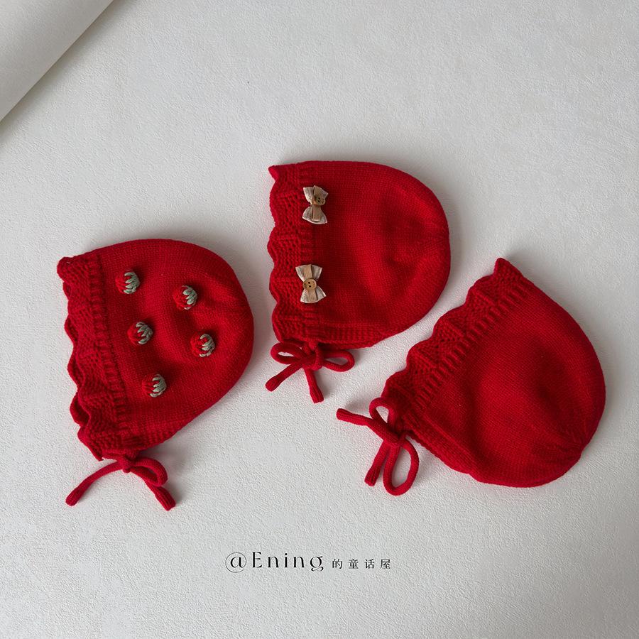 Festive red baby hat, winter warm ear protection, male and female infants and young children pullover hat, court hat for the New Year
Festive red baby hat, winter warm ear protection, male and female infants and young children pullover hat, court hat for the New Year