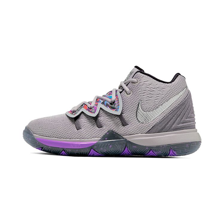 Nike Детские кроссовки Kyrie 5 BP Graffiti Серая атмосфера-серый металлик-серебристый AQ2458-001
Nike Детские кроссовки Kyrie 5 BP Graffiti Серая атмосфера-серый металлик-серебристый AQ2458-001