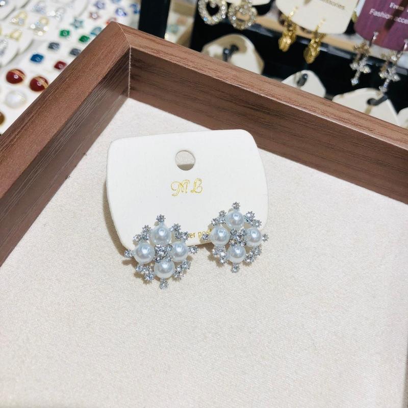 Fashion Pearl Flower Stud Earrings for Women Elegant Wearing Pearl Earrings Wedding Party Lady Gift
Fashion Pearl Flower Stud Earrings for Women Elegant Wearing Pearl Earrings Wedding Party Lady Gift